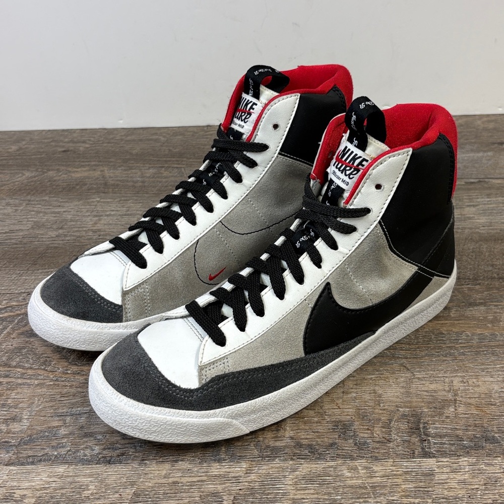 Nike Blazer Mid ’77 (GS) Sneakers
DH8640-100 Size 7Y (Youth) / Women’s 8.5